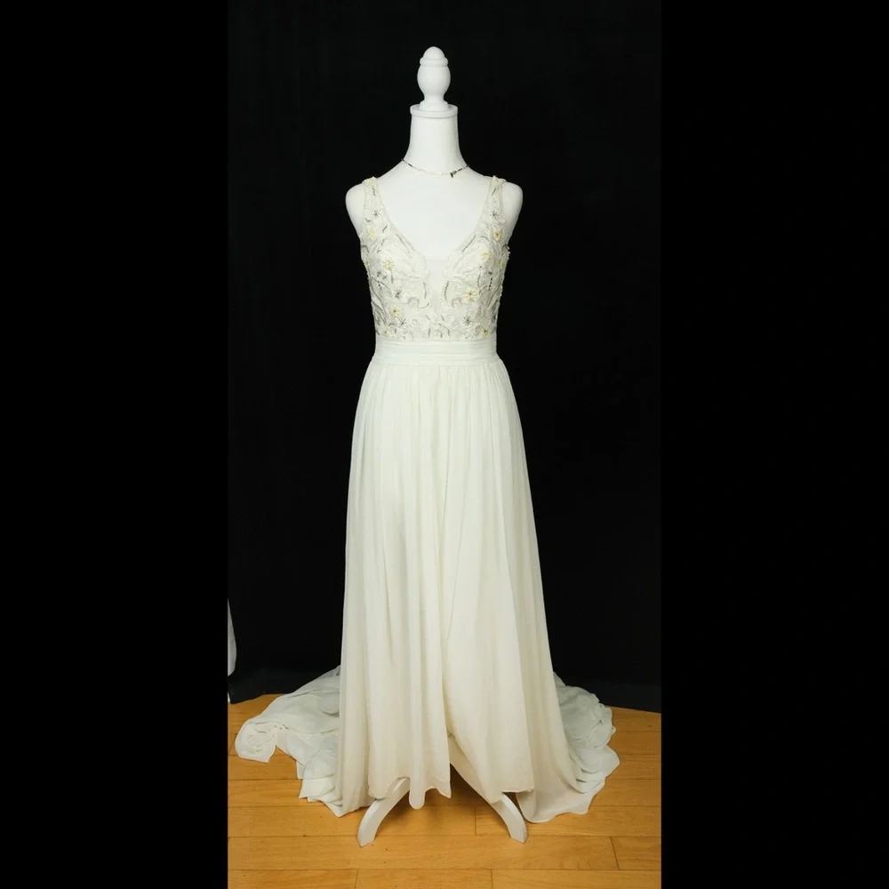 Preowned ivory and sand wedding gown dress. Size S. Very high quality. Size S - Picture 3 of 8